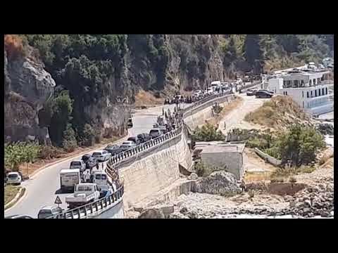 Ora News - Shkëputet një pjesë shkëmbi në zonën e plazhit të quajtur ‘Kalaja’ në Vlorë
