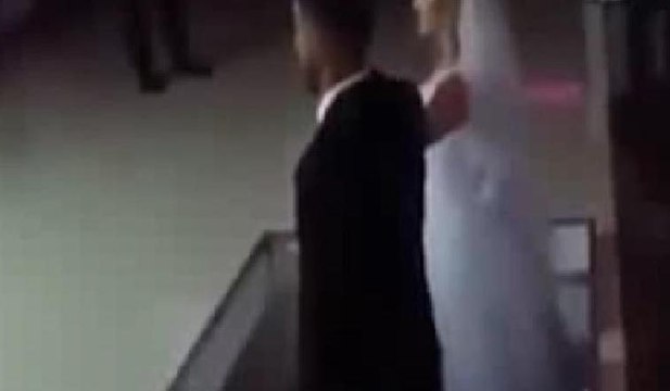Gelin ve damadın sahneye çıktığı asansör yere çakıldı... O anlar kamerada