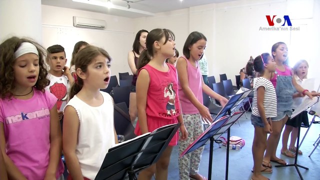 Göçmen Çocuklar Dünya Barışı İçin Şarkı Söylüyor