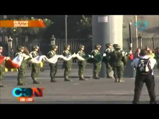 Izan bandera en el Zócalo capitalino