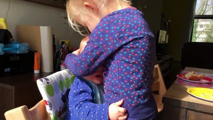 Ce bébé aime profondément sa grande soeur !