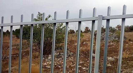 Tải video: Maltempo in Puglia: forte vento a Castel del Monte