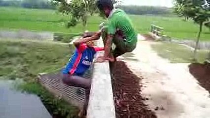 Funny_Videos_ চরম ফানি একটা ভিডিও দেখুন।