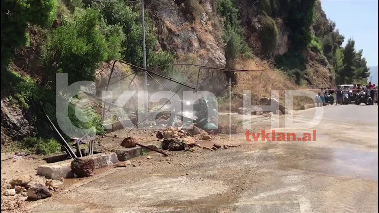Rënia e masivit shkëmbor bllokon rrugën