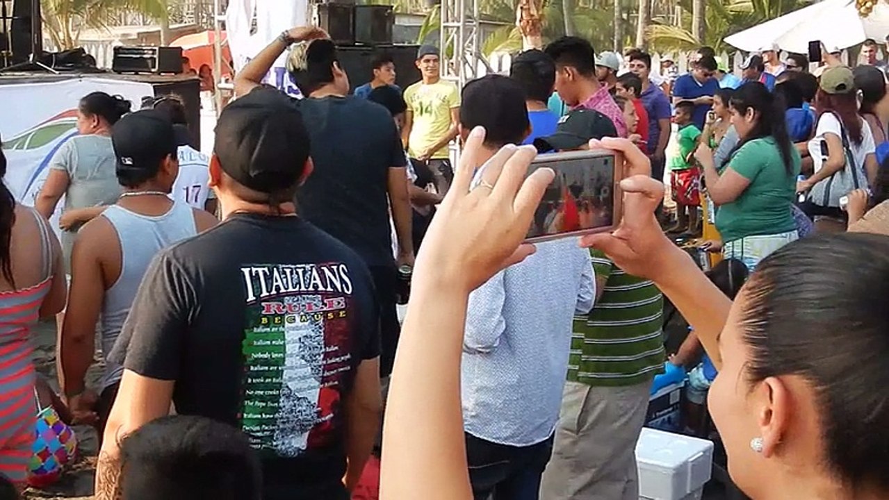 Lindas chicas bailando en concurso en la playa