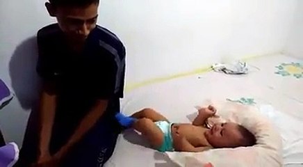 Bebe se ríe a carcajadas cuando patea a su papa