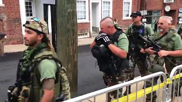 ABD'de ırkçı neo-naziler ağır silahlarla görüntülendi