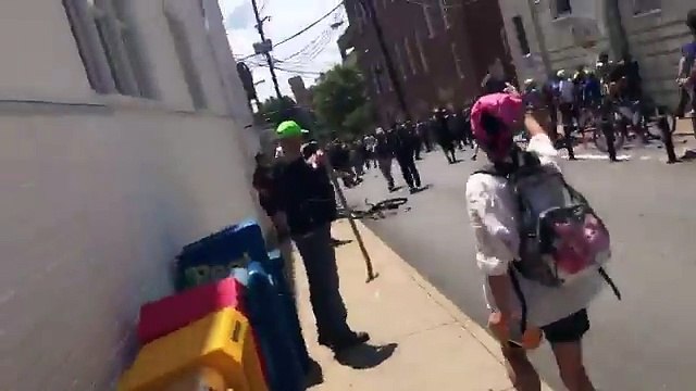 ABD'de bir şahıs arabasıyla göstericilerin arasına daldı