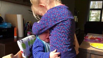 ¡Qué tierno! Este bebé y su hermana mayor se quieren muchísimo