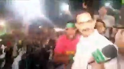 Nawaz Sharif ki rally main lakhon rupay oranay wala admi very funny interview