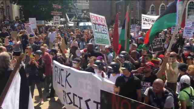 Un muerto y numerosos heridos en la violenta marcha supremacista en EEUU