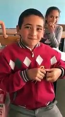 İftarı bekleyen, oruç tutan çocuk.