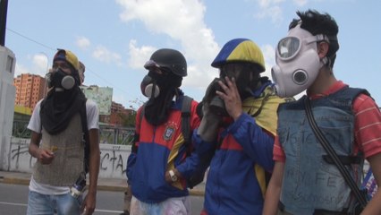 Opositores y policías se enfrentan durante una protesta en Caracas