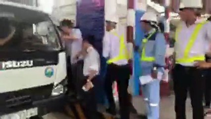 Đưa tiền lẻ nhằm phản đối việc đặt trạm không đúng vị trí, giá phí quá cao.