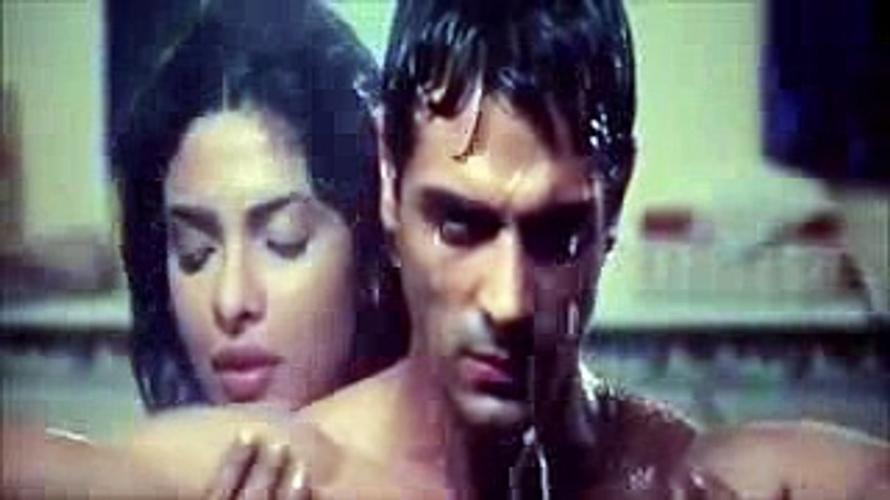 Priyanka Chopra Hot Bikini Bra and Uncensored leaked Bed scene !!!