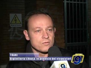 TRANI. Biglietteria chiusa, le proteste dei viaggiatori