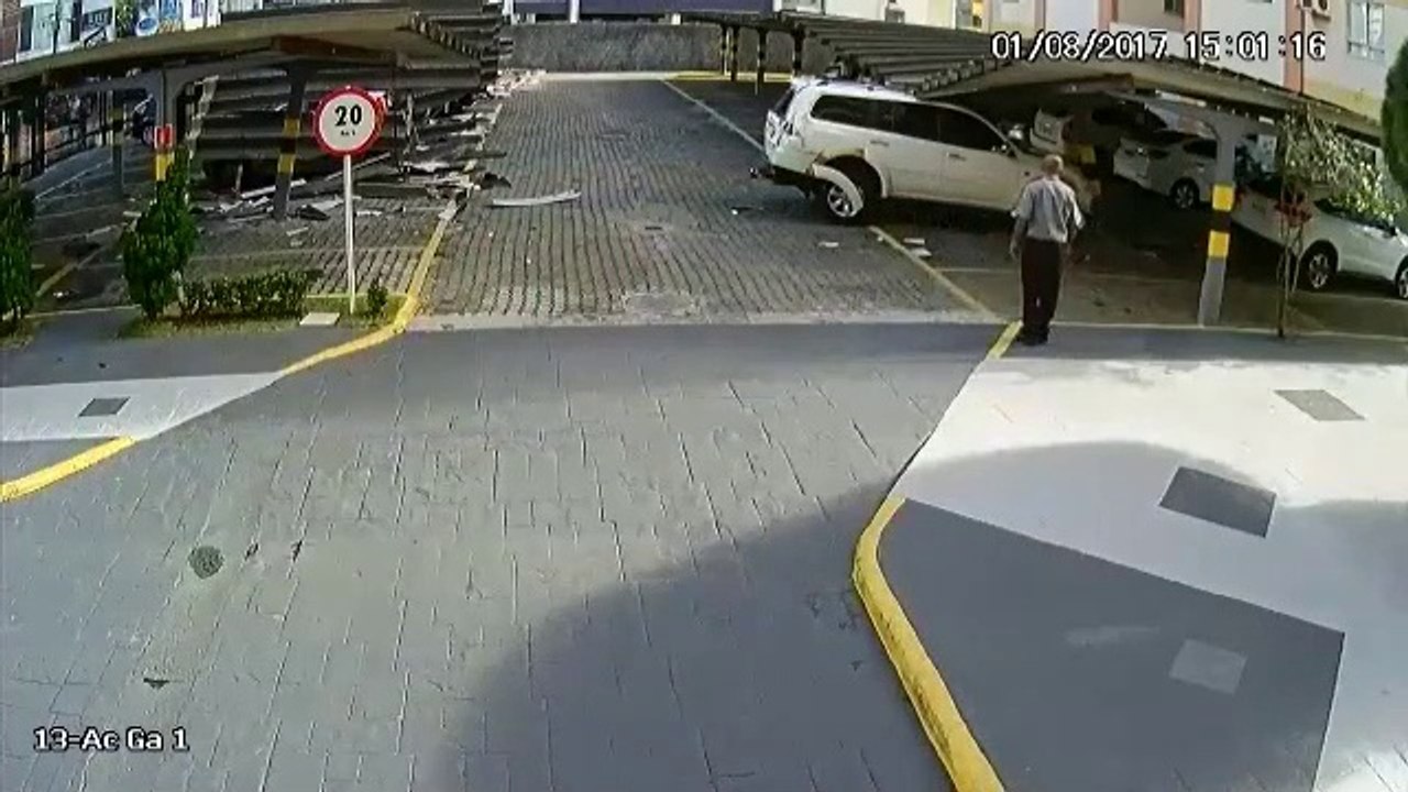 Comment ne pas se garer sur un parking... La chauffard détruit tout!