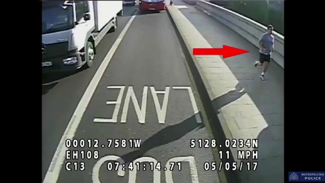 Un jogger pousse une femme sous les roues d'un bus sans raison.