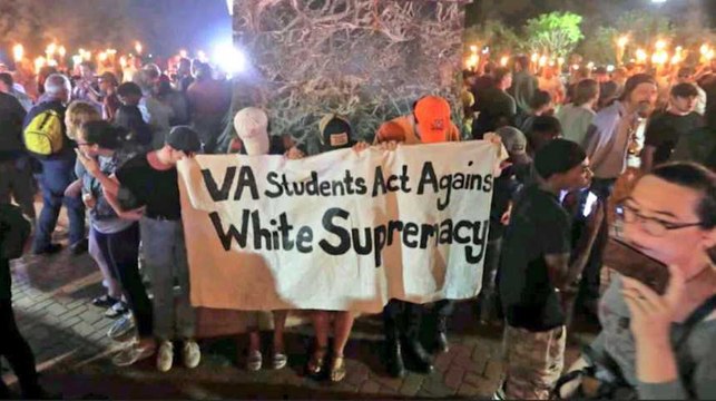 Ces étudiants encerclés par des suprémacistes à Charlottesville sont les héros de Twitter