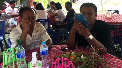 ยิ่งกว่าขนลุก!! ลูก-หลาน ผวา! กลับมาทำบุญให้ "พ่อแม่" ที่ล่วงลับ-บ้านร้าง 10 ปี จู่ๆเสียงตำหมากดังสนั่น ก่อนเดินไปดู