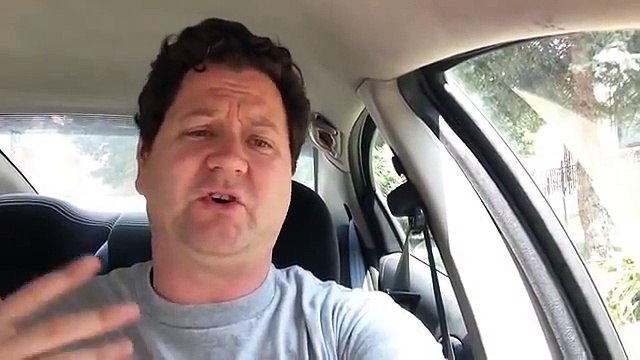 Il s'enferme des heures dans sa voiture : les bébés et chiens sont des froussards !! LE FOU