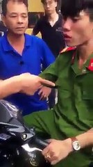 Hình ảnh vô cùng xấu xí của chiến sĩ CAND. Có thể đã bị say xỉn và không làm chủ được hành động.