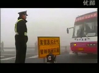 Brouillard - accident en séries en Chine (bus, voitures, camions)