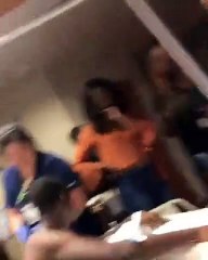 sa copine et sa maîtresse arrivent en même temps à l’hôpital après son accident