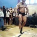 Ce bodybuilder se tue en tentant un salto arrière pendant un show