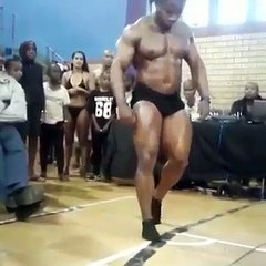 Ce bodybuilder se tue en tentant un salto arrière pendant un show