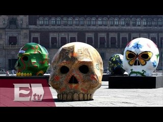 Colocan impresionante mega ofrenda en el Zócalo capitalino / Vianey Esquinca