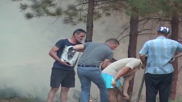 SHIU NDIHMON SHUARJEN E FLAKEVE NE DISA ZONA POR SHUME VATRA ZJARRI MBETEN ENDE AKTIVE LAJM