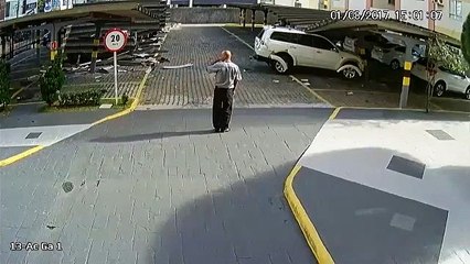 En essayant de se garer, un conducteur détruit tout le parking