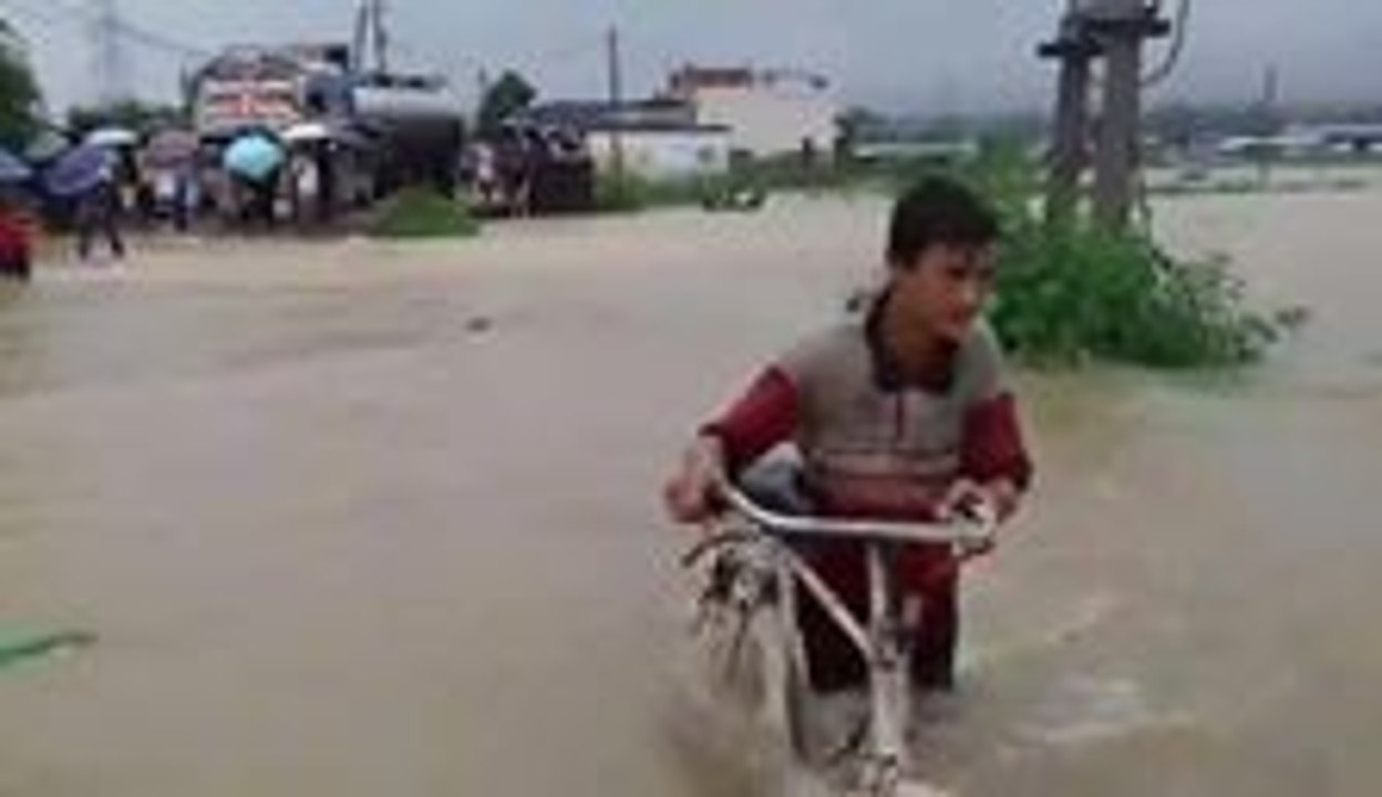 Hetauda Residents Wade Through Floodwaters