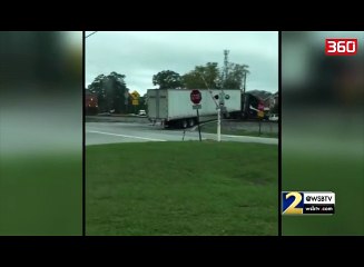 Treni merr perpara kamionin e aksidentuar (360video)