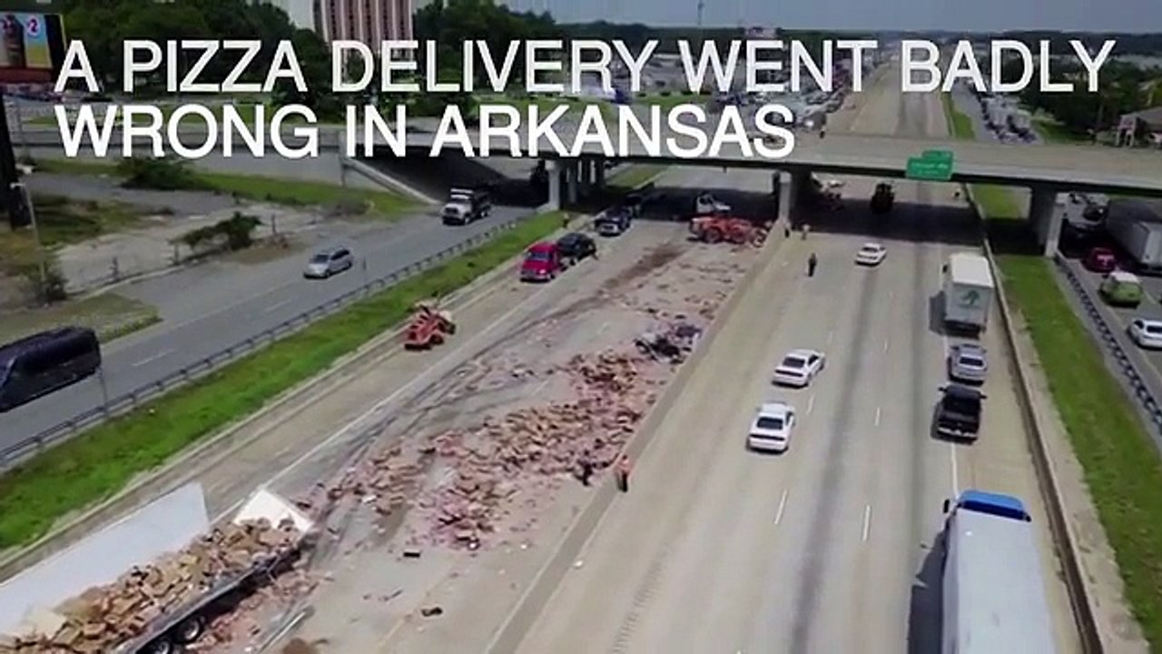 Un accident de pizzas pepperoni sur l'autoroute provoque l'accident le plus appétissant du monde