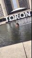 Une femme bourrée se fait plaisir avec un jet d'eau à Toronto !