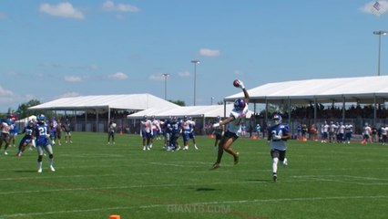OBJ reaches back for ANOTHER one-handed catch at practice