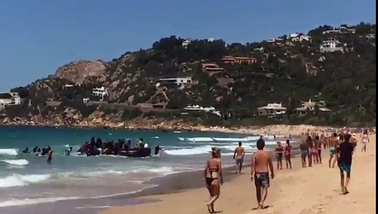 "Migrants" débarquant sur une plage en Espagne