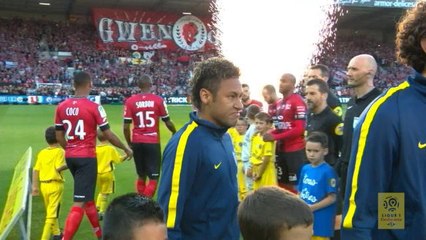 Neymar walks onto pitch for first PSG appearance