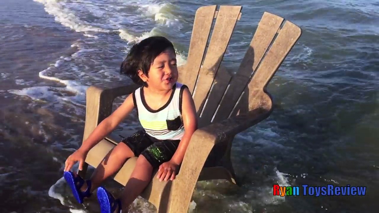 DISNEY CARS Lightning McQueen Tow Mater Planes Dusty toys PLAYTIME AT THE BEACH Ryan ToysReview