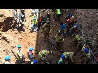 Atrapados trabajadores por derrumbe en construcción en Cuajimalpa