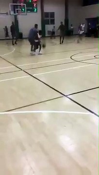 LeBron James Jr lâche un alley-oop avec la planche à Hassan Whiteside
