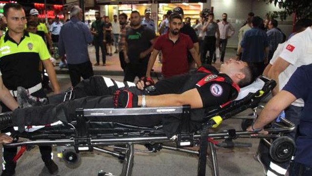 Kavgayı Ayırmak İsteyen Polis, Kemerli Saldırıya Uğradı