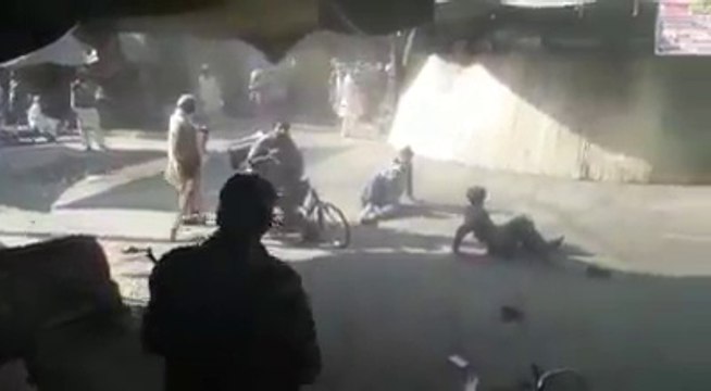 فیصل آباد میں لڑائی کے دوران ایک آدمی نے فائرنگ کر دی جس کے نتیجے میں دو افراد زخمی ہو گئے۔ ویڈیو: میاں ادریس ۔ فیصل آبا