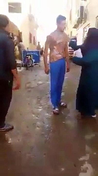 Cette maman furieuse met un coup de tête à son fils en pleine rue ! Pas contente...