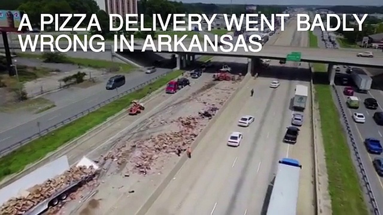 Accident de pizza pepperoni sur l'autoroute : un camion se retourne et déverse des centaines de pizzas