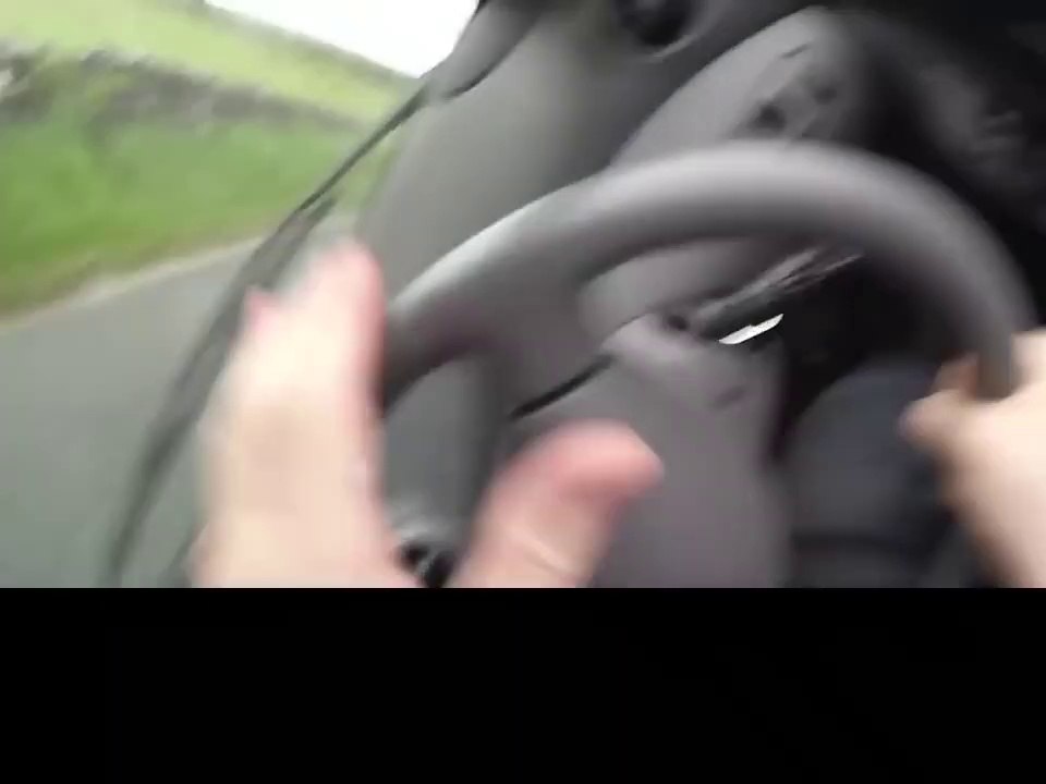 Il se fait couper la route et fait un tonneau mais va rester très calme après son accident