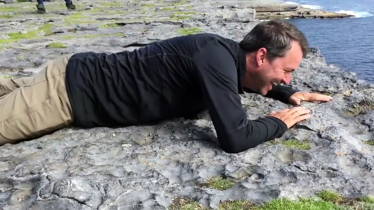 Paralysé par le vertige il essaie d'approcher du bord... Tellement drôle