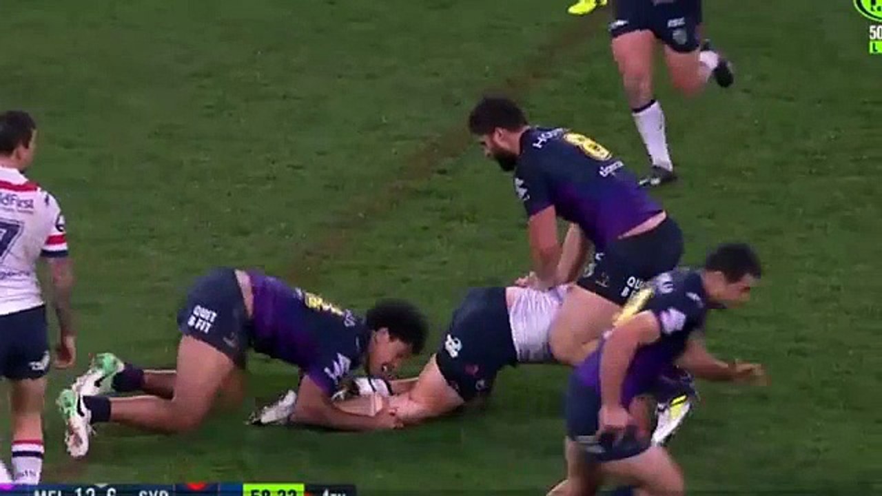 Suliasi Vunivalu tente de passer deux adversaires en sautant